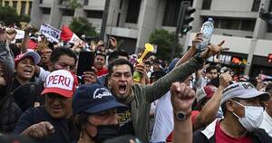 La Nación / Perú: presidenta propone adelantar elecciones tras protestas que dejan 2 muertos