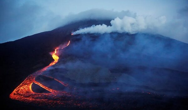 Guatemala: Volcán de Fuego entra en erupción con explosiones y flujo de lava de casi 1 km