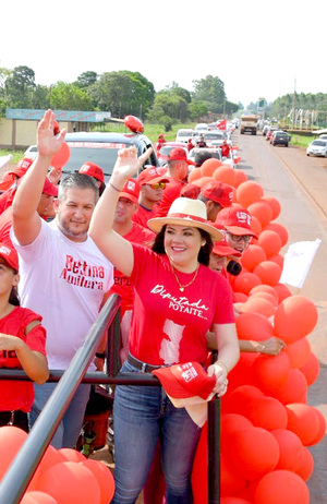 Bettina Aguilera muestra su fuerza electoral con arrasadora caravana - La Clave