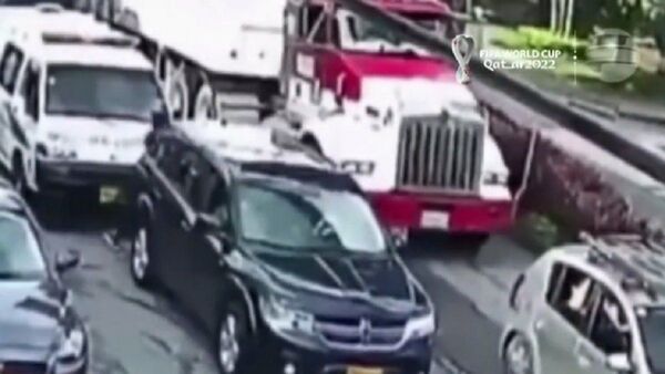 Insólito: Tráiler arrolla a una mujer, pero la misma queda ilesa