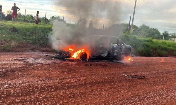 Vehículo se incendia en Minga Guazú