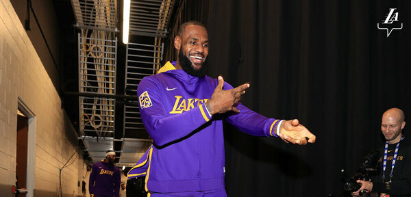 Lakers rompen racha negativa en Detroit; Embiid vuelve a superar los 50 puntos