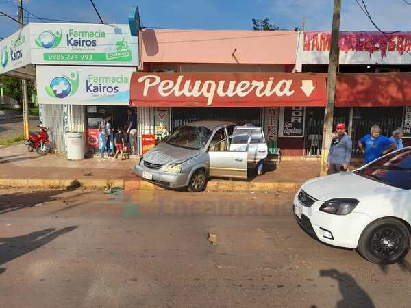 Choque y vuelco en el barrio San Pedro de Encarnación