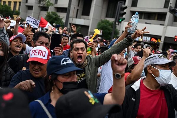 Trifulca entre congresistas, paro indefinido y elecciones anticipadas: se agrava la crisis en Perú - Mundo - ABC Color