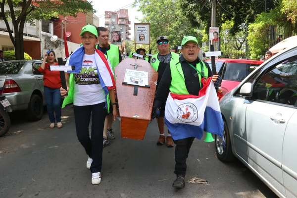 Paraguayos marchan contra la corrupción y la "justicia muerta" del país. - Revista PLUS
