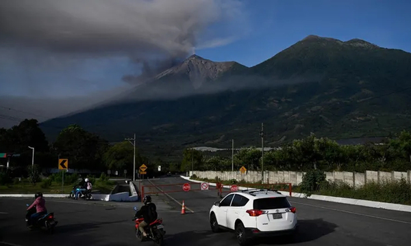 Cerraron el principal aeropuerto de Guatemala tras la erupción del volcán de Fuego - OviedoPress