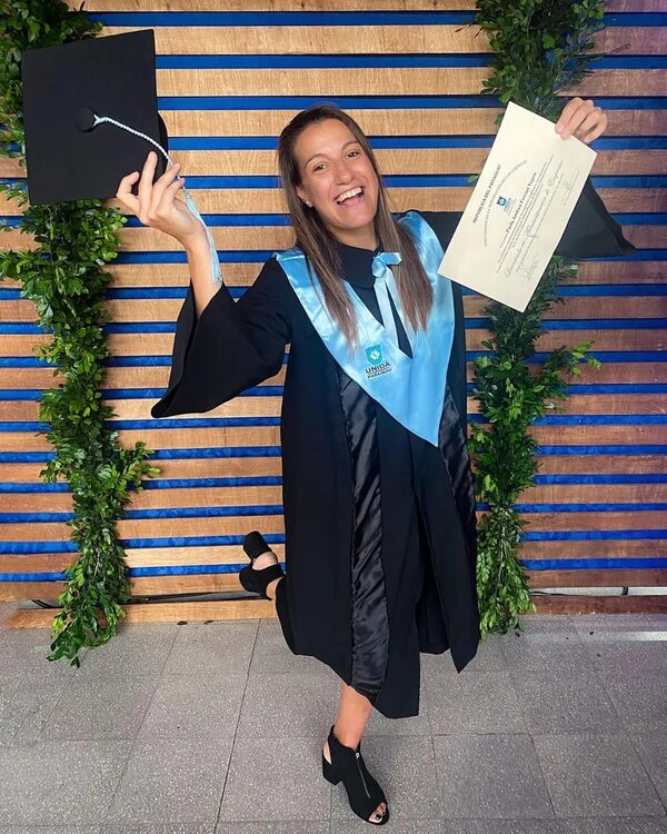 La basquetbolista Paola Ferrari culminó sus estudios universitarios - Gente - ABC Color