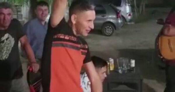 La Nación / Filman a un hombre disparando al menos 20 veces al aire
