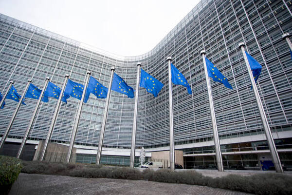 La UE aprueba normas más exigentes de producción y reciclado de baterías - Revista PLUS