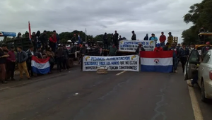 Bananeros de Tembiaporã cierran ruta en reclamo por baja cotización de fruta - Noticiero Paraguay