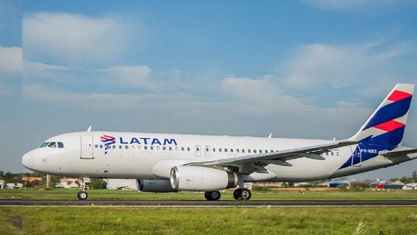 Avión rumbo a Chile se desvía hacia Asunción para atender a pasajera