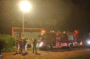 Ardió en llamas un taller en barrio Jardin Aurora