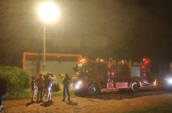 Ardió en llamas un taller en barrio Jardin Aurora