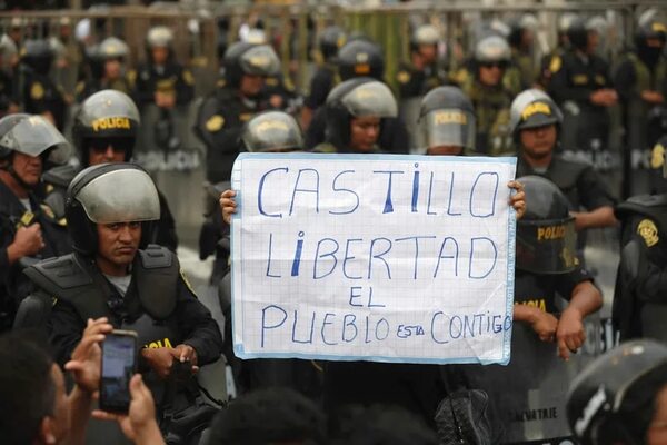 Seguidores del expresidente Castillo toman aeropuerto de Perú: incendian caseta de control - Mundo - ABC Color