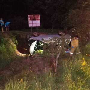 Reventón de neumático causa vuelco sobre Ruta Graneros del Sur en Pirapó