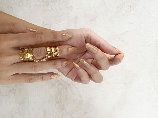 Manicura de pan de oro: ¿qué es y cómo aplicarla?