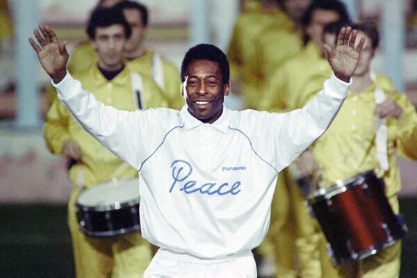 Pelé mejora de la infección respiratoria, pero sigue “sin previsión de alta” - Fútbol Internacional - ABC Color