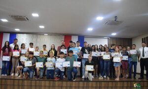 174 alumnos reciben certificados de curso en informática