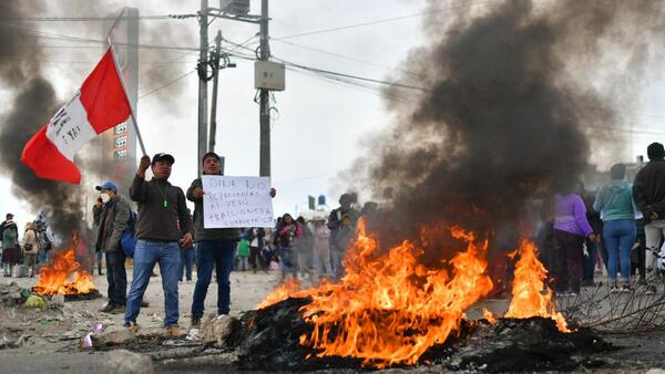 Perú: manifestantes tomaron el aeropuerto de Arequipa - .::Agencia IP::.