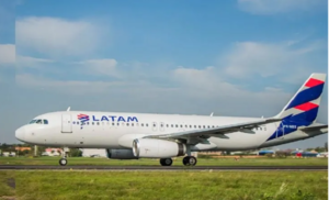 Avión baja en nuestro país para atender a doña que se descompensó