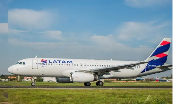 Avión baja en nuestro país para atender a doña que se descompensó