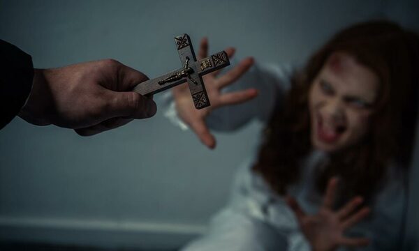 Iglesia preocupada por niña poseída: “Tiene voz gruesa y habla sobre teología”