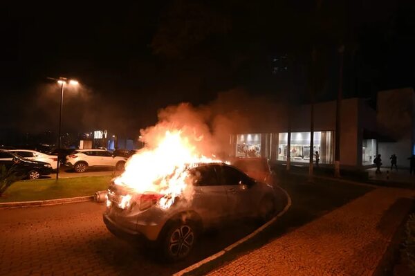 Bolsonaristas incendian vehículos y causan disturbios en Brasilia - Mundo - ABC Color