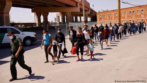 Más de 1.500 migrantes cruzan frontera México-EE. UU. en una noche