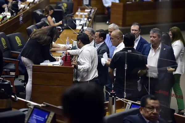 Diputados frenan más endeudamiento, pero dan luz verde a otras repartijas - Política - ABC Color