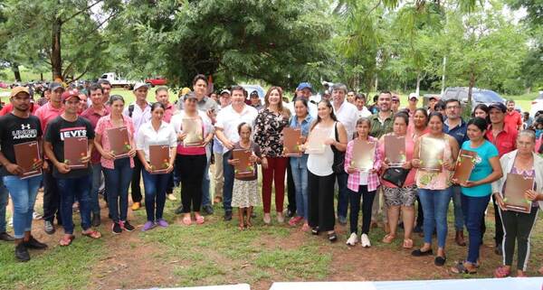 Indert entregó a 82 familias de Caaguazú el título de propiedad