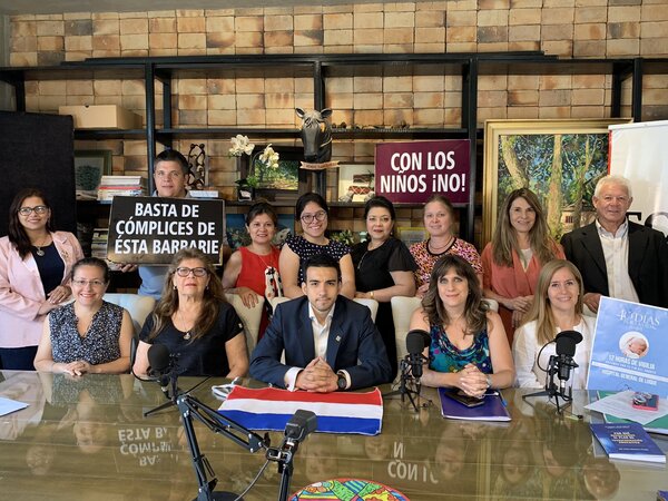 Padres exigieron a los senadores la derogación de la ley 6659 y marchan para ser escuchados - Informatepy.com