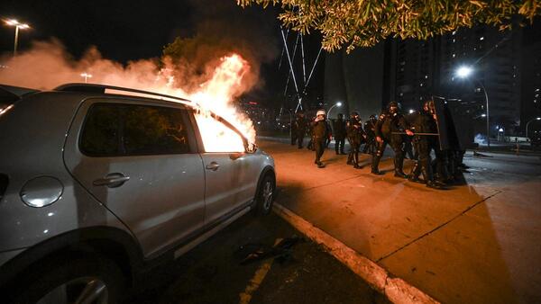 Grupos bolsonaristas intentaron invadir una sede policial y quemaron vehículos en Brasilia - .::Agencia IP::.