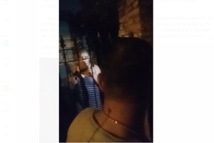 Turba despojó de sus armas a policías tras escaramuza | 1000 Noticias