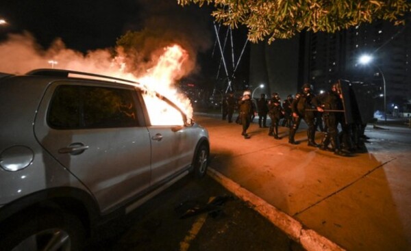 Bolsonaristas piden golpe de Estado e invadieron sede policial