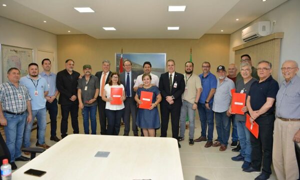 ITAIPU entrega orden de titulación a moradores de áreas habitacionales de Ciudad del Este