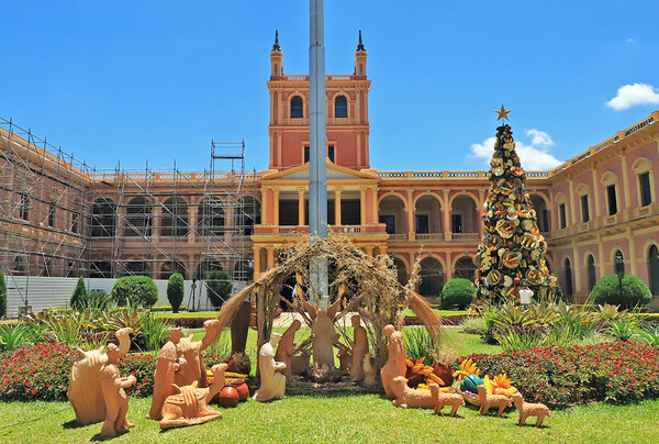 Palacio de Gobierno se embellece con el árbol navideño a base de artesanía popular - .::Agencia IP::.