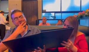 La emoción del papá y la mamá al ver el menú: ¡era el título de su hija!