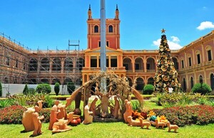 Árbol navideño a base de artesanía popular en el Palacio de Gobierno •