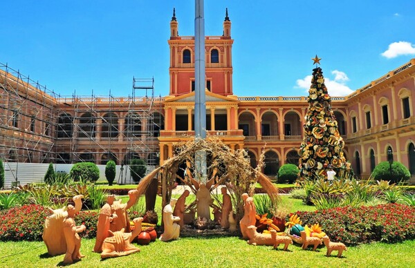 Árbol navideño a base de artesanía popular en el Palacio de Gobierno •