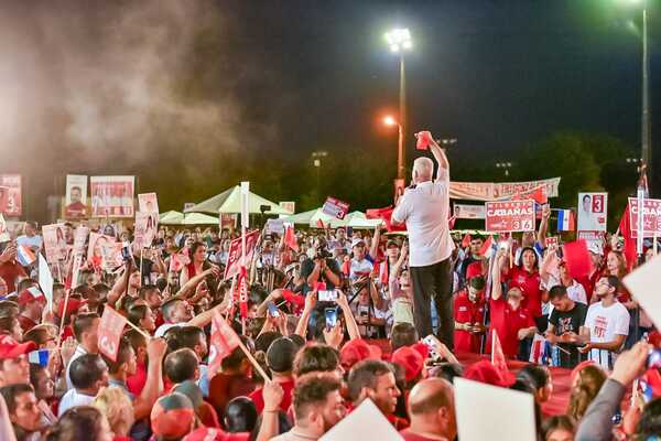 Pesa a la lluvia, más de 12.000 personas participaron del cierre de campaña de Fuerza Republicana en CDE - El Trueno