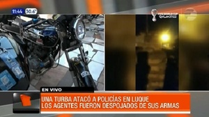 Turba despoja de armas y ataca a policías en Luque