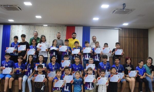 79 chicos culminan curso de ajedrez en escuela municipal de Santa Rita