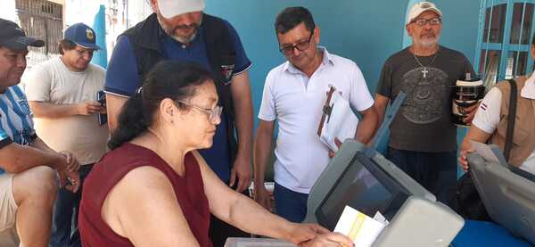 Prosiguen capacitaciones y divulgación de máquinas de votación en el extranjero - .::Agencia IP::.
