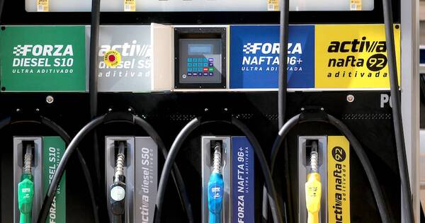 La Nación / Bajan los precios del combustible y la tendencia es que siga, sostienen