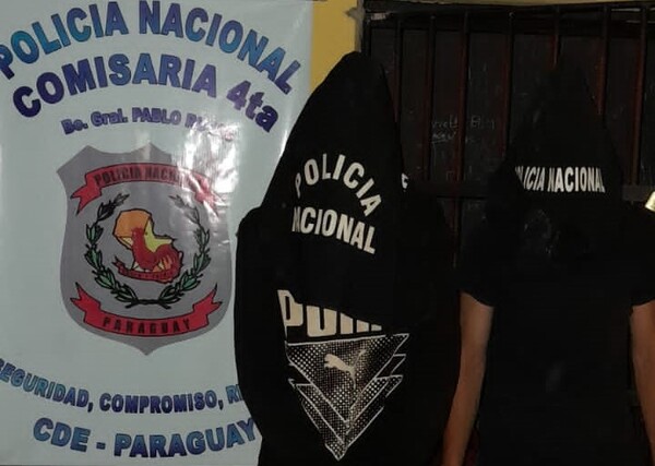 Policía atrapa a dúo de delincuentes que robó celular de un joven - La Clave