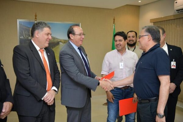 Itaipu entrega orden de titulación a moradores de viviendas de CDE - Noticde.com