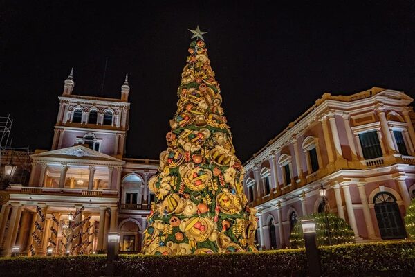 Ajaká, sombreros pirí y kambuchí en el árbol de Navidad en el Palacio de López - Nacionales - ABC Color