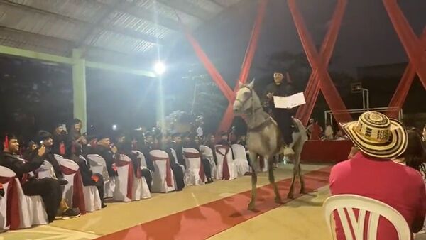 Joven recibió a caballo su título de bachiller y es furor