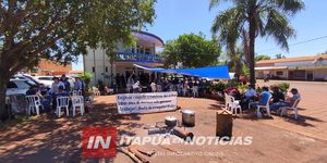 FUNCIONARIOS MUNICIPALES SE ENCADENARON FRENTE AL PALACETE MUNICIPAL