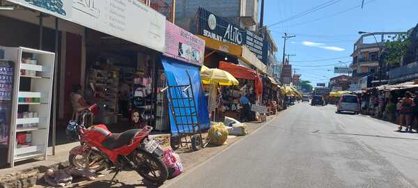 Piden atención especial y refuerzo para limpiar basuras que dejan vendedores ilegales » San Lorenzo PY